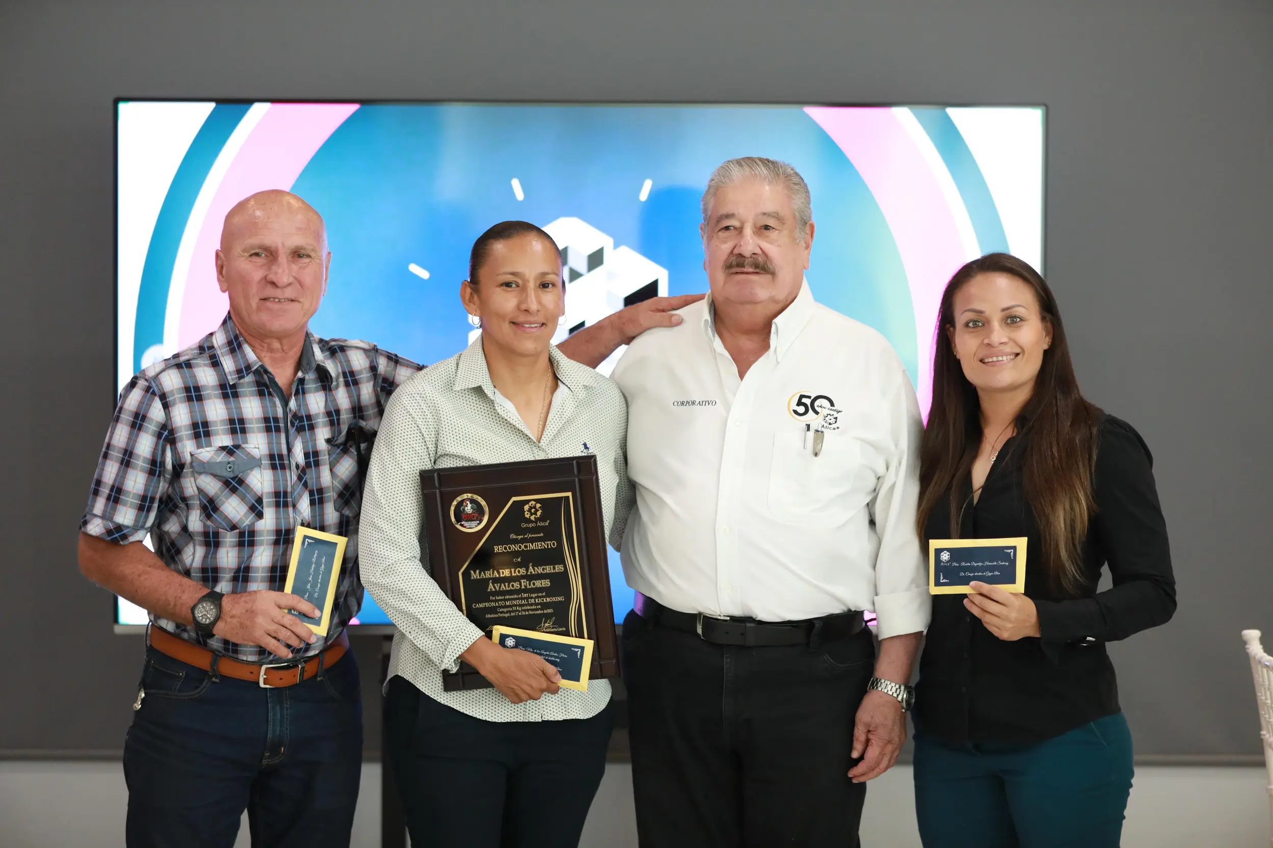 Grupo Álica reconoce a L.E.F. María De Los Ángeles Ávalos Flores Campeona Mundial de Kickboxing