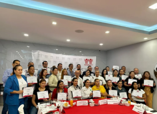 Empleados de empresas de grupo álica recibiendo reconocimiento
