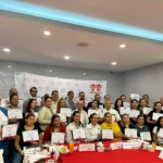 Empleados de empresas de grupo álica recibiendo reconocimiento