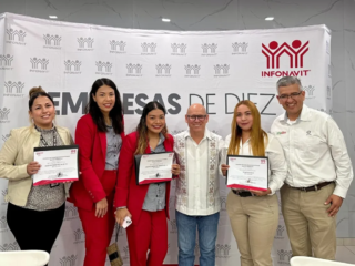 Empleados de empresas de grupo álica recibiendo reconocimiento