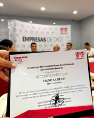 Empleados de empresas de grupo álica recibiendo reconocimiento