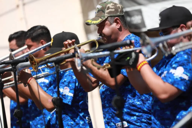 Personas tocando trompetas