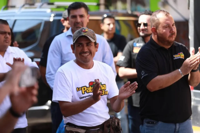 Gente disfrutando el evento de inauguración