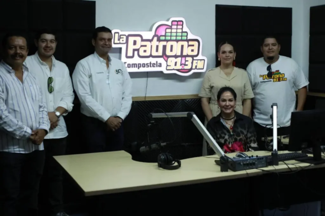 Cabina de estación de radio La Patrona 91.3 FM