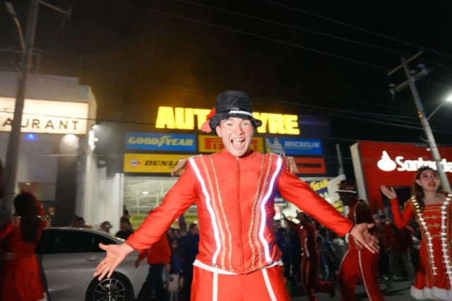 Bailarines de la caravana coca cola 2024