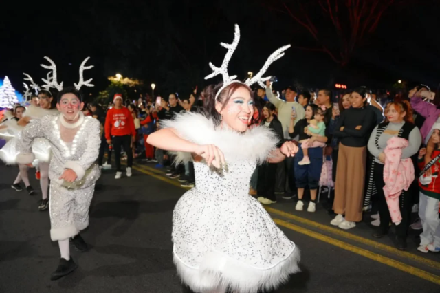 Bailarines de la caravana coca cola 2024