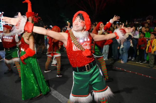 Bailarines de la caravana coca cola 2024