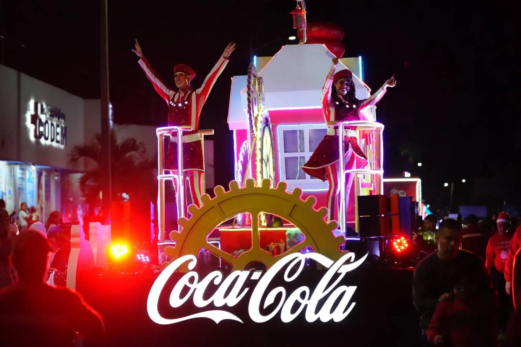 Caravana Coca Cola llena de alegría a Tepic