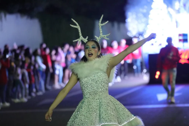 Bailarines de la caravana coca cola 2024