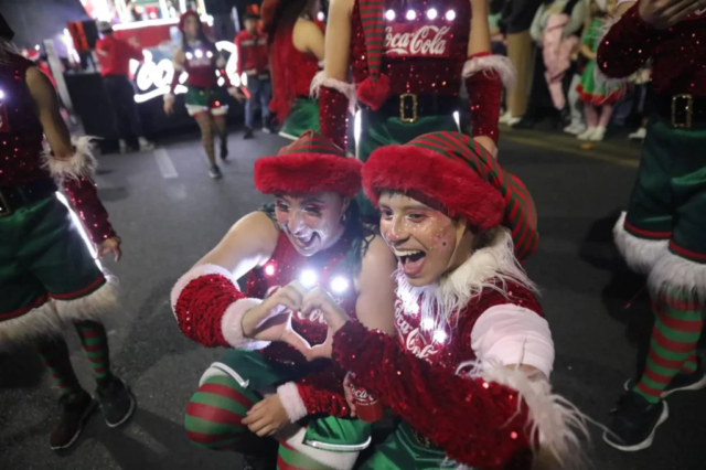 Bailarines de la caravana coca cola 2024