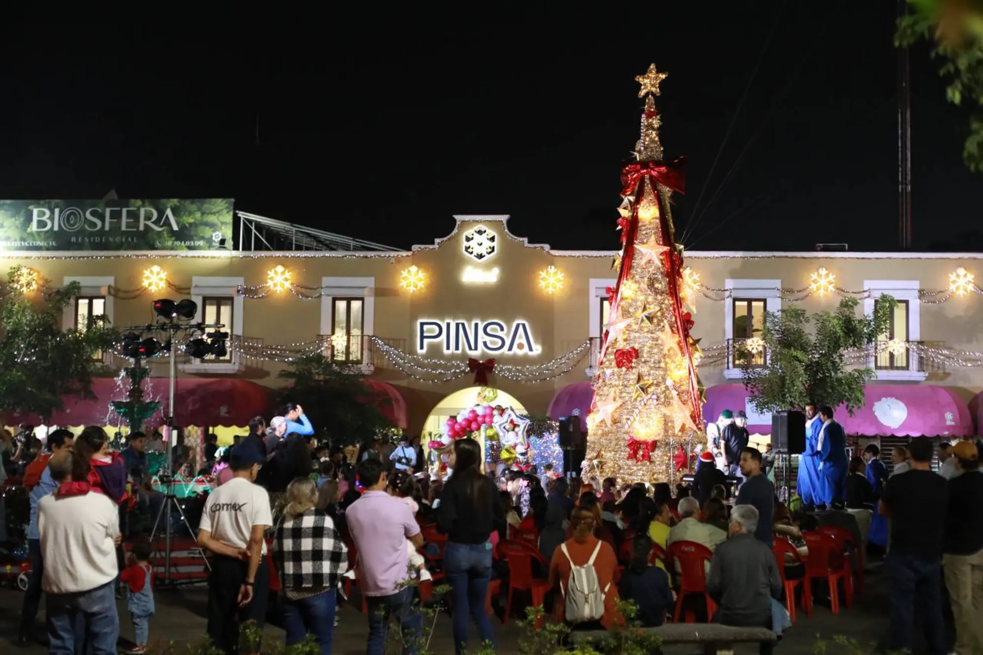 Encendido del árbol navideño PINSA