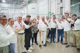 inauguración de nueva línea en embotellador nayar