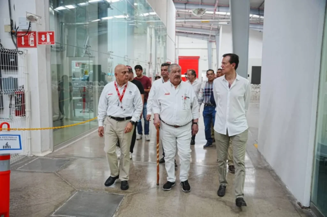inauguración de nueva línea en embotellador nayar