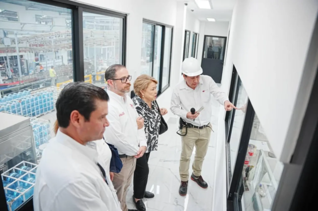 inauguración de nueva línea en embotellador nayar