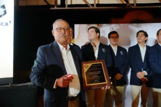 2025-12-10 – Álica reconoce a colaboradores por años de servicio y dedicación (08) Felipe de Jesús Prado Romero, gerente de materias primas en Frutálica