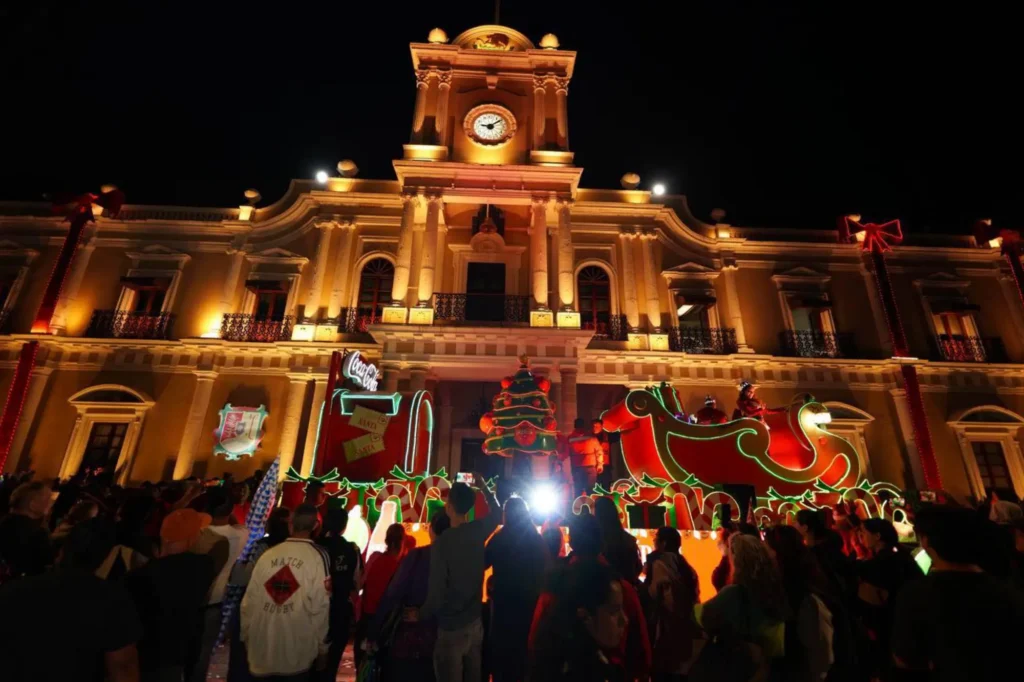 Caravana Coca-Cola 2025 - Palacio de gobierno de Tepic adornado de navidad